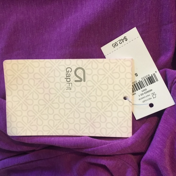 NWT Gap Fit Top - Picture 4 of 5